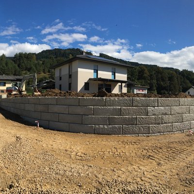 Die Mauer formt das Gelände rund ums Haus und schützt vor Abrutschung