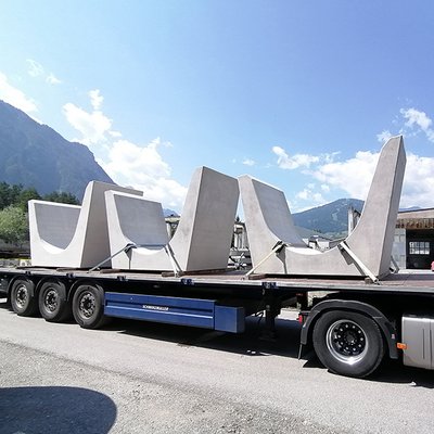 Fertigteile aus Beton für Sortieranlage im Sägewerk auf Tieflader verladen