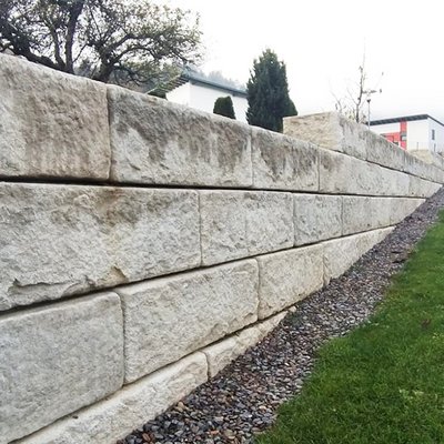 Gerade Gartenmauer aus Beton – ideal zur sicheren Hangbefestigung am eigenen Grundstück