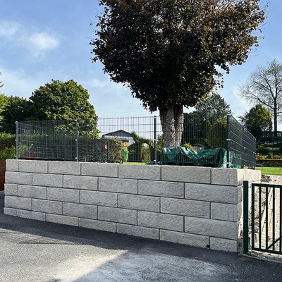 Zügig aufgebaute Stützwand mit Zaun zur sicheren Erweiterung einer Liegefläche