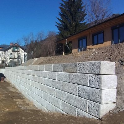Stützmauer aus Betonsteinen auf engem Raum – Hang hinter dem Haus platzsparend abgesichert