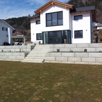 Hangsicherung mit Betonmauer und Treppe – ideal zur Gartengestaltung bei Höhenunterschieden