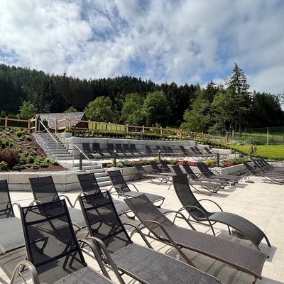 Mehrstufige Stützmauer sichert Hang und bietet Platz für gemütliche Sonnenliegen