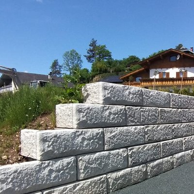 Robuste Hangbefestigung aus Betonsteinen – perfekt angepasst an das Gelände