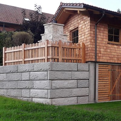 Stützmauer mit natürlicher Steinoptik passt ideal zum rustikalen Hausstil
