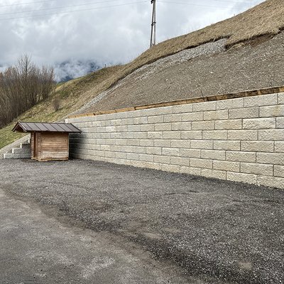 Stabile Gartenmauer aus Betonsteinen hält den Hang und sorgt für mehr Sicherheit rund ums Haus
