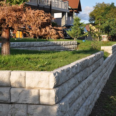 Mehrere Ebenen aus Betonsteinen schaffen ein ordentliches Gesamtbild auf dem Grundstück