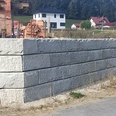 Die helle Mauer schützt das Gelände und bildet eine natürliche Grenze zum öffentlichen Bereich