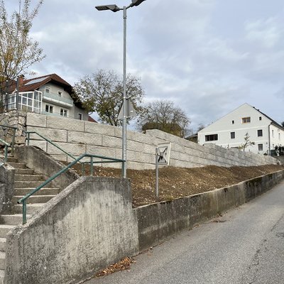 Abgestufte Stützmauer als Gartenabgrenzung mit SW-Stützwandsystem
