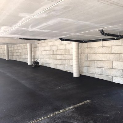 Das SW-Stützwandsystem stabilisiert elegant die Rückwand unter dem Parkdeck