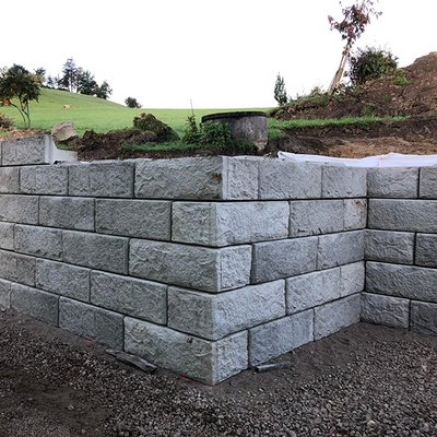 Die Betonmauer wurde mit sauber gesetzten Außen- und Innenecken als stabile Nische gebaut