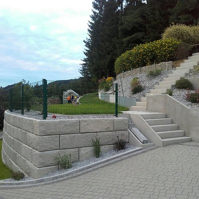 Beton-Stützmauer mit integrierter Treppe – platzsparende Lösung zur Gartengestaltung am Hang