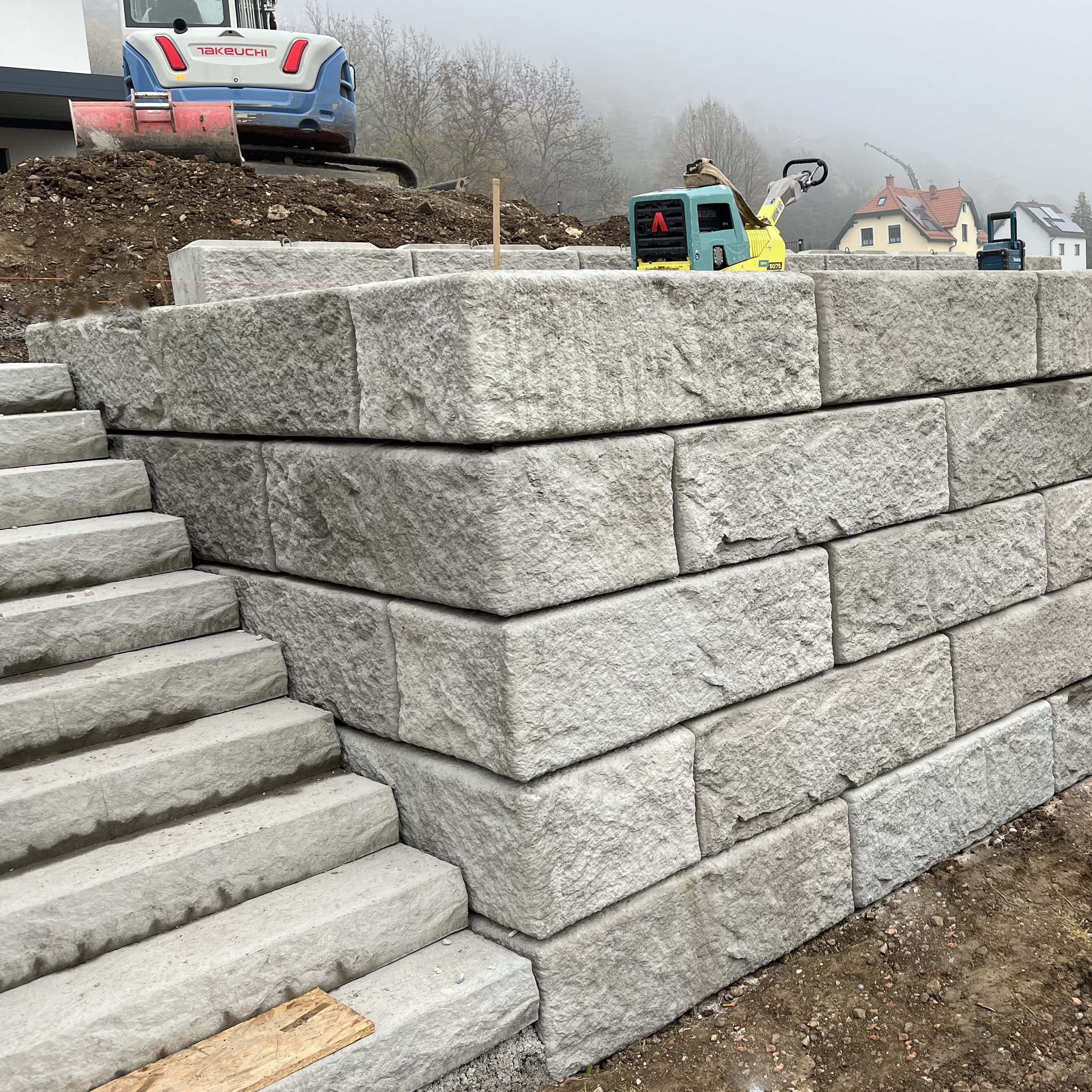 Betonsteinstufen führen sicher durch den neu gestalteten Garten mit Poolbereich