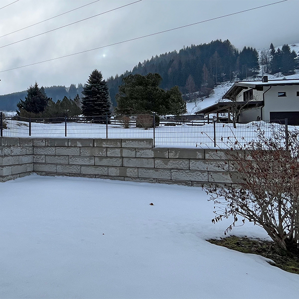 Stützwand mit Zaun als Gartenabgrenzung sowie als Absicherung zum höhergelegenen Nachbargarten