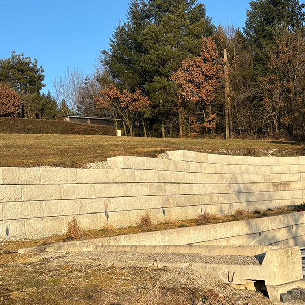 Abgestufte Stützwand mit einer Zwischenebene 