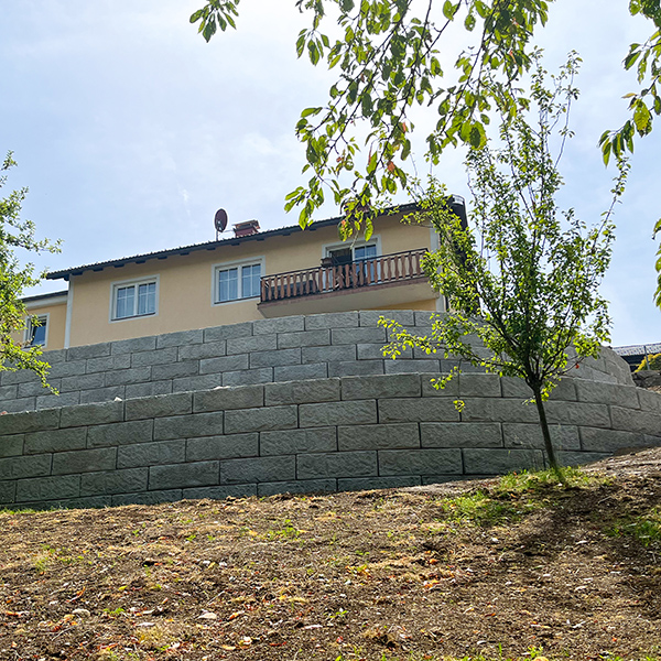 Stützmauern aus Betonblöcken an steilem Grundstück – Hang in drei Ebenen aufgeteilt und Terrasse erweitert